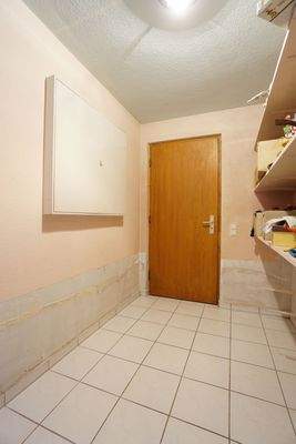 Flur im Untergeschoss mit Fliesenboden