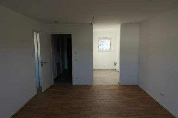 Wohnzimmer mit Blick in die Küche