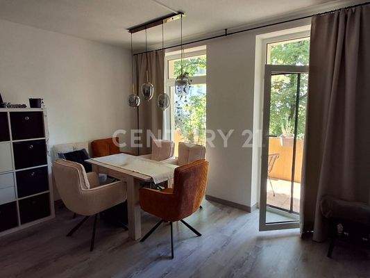 Wohnzimmer mit Zugang zum Balkon - Vorderhaus