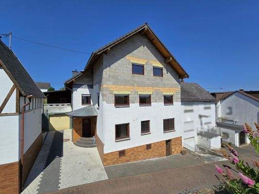 Straßenansicht mit Einfahrt und Garage