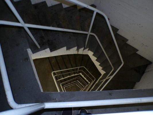 13d inneres Treppenhaus, Zugang großer Nebenraum