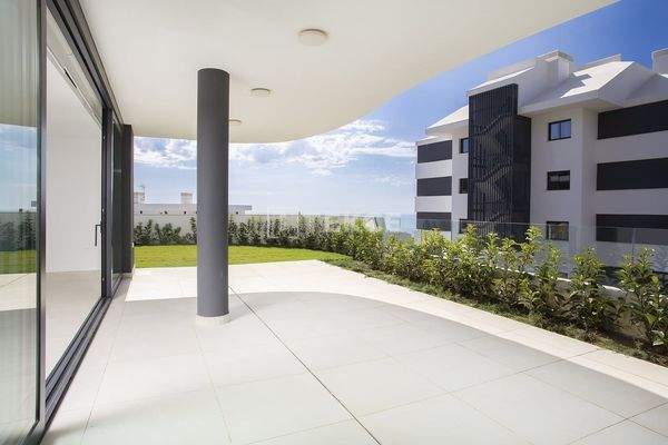 Sea-View Apartments in a Complex in Fuengirola, Spain
