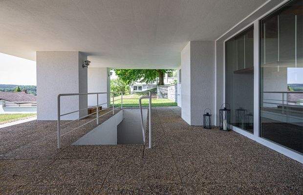 Zugang direkt vom Carport