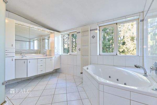 Familienbad mit Badewanne und Fenster