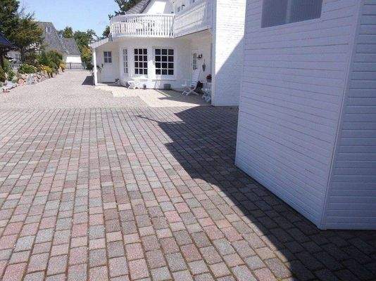 grosszügige Auffahrt /diverse 