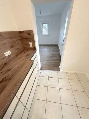 Küche mit Blick ins Wohnzimmer