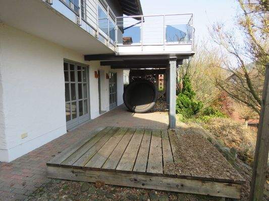 gepflasterte Südostterrasse