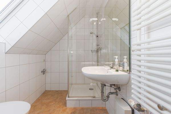 Das moderne Duschbad mit Waschmaschinenanschluss