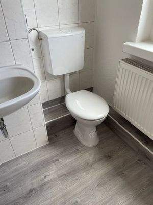 Waschtisch und WC