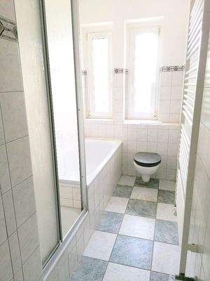 gefliestes Bad mit Wanne und Dusche