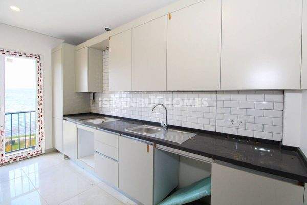 Ready-to-Move Apartments in a Complex Near Main Road in Istanbul