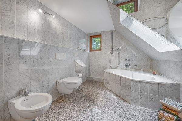 und zwei großen Fenstern