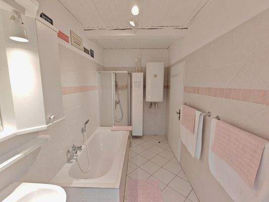 Bad mit Wanne und Dusche (OG)