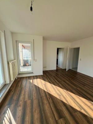Wohnzimmer mit Blick auf Balkon und Küche 