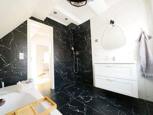 Tageslichtbad mit Dusche mit Dusche