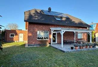 Rückansicht mit Terrasse