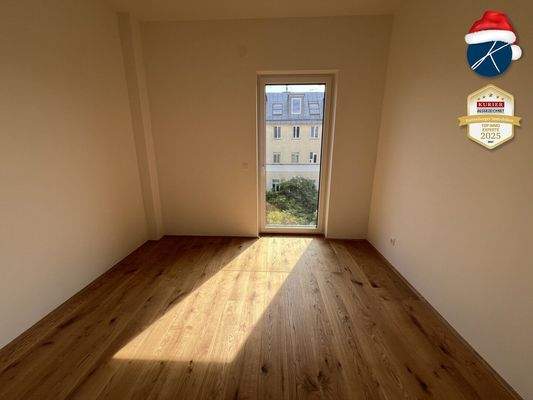 Zwei Zimmer mit französischen Balkontüren