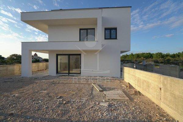 Pool und Terrasse für Entspannung im Freien