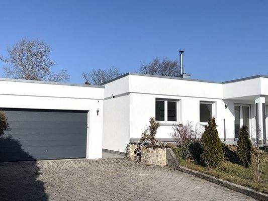 Ansicht mit Doppelgarage