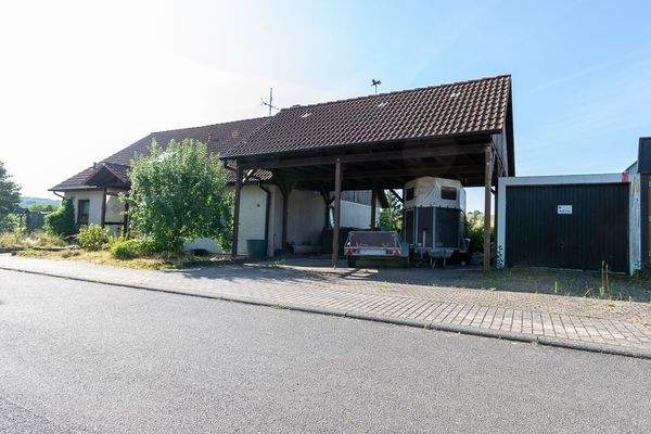 Hausansicht mit Carport und Garage.jpg