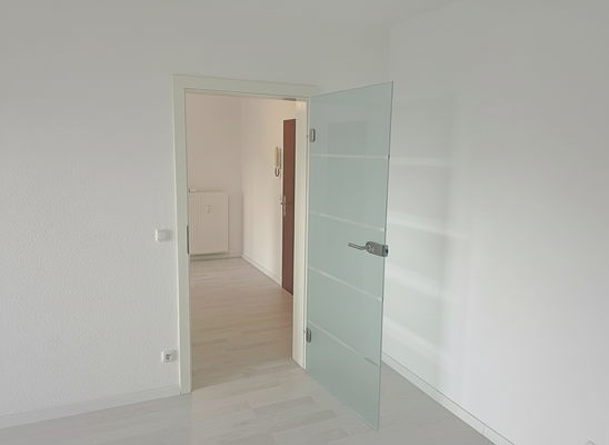 elegante Glastür zwischen Wohnzimmer und Flur