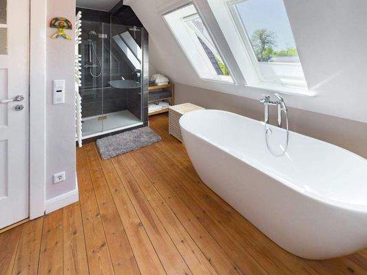 Bad mit Dusche und Badewanne