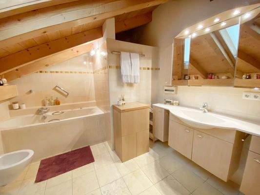 Tageslicht-Bad mit Whirlpool-Badewanne