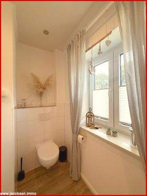 Gäste-WC mit Dusche im Erdgeschoss