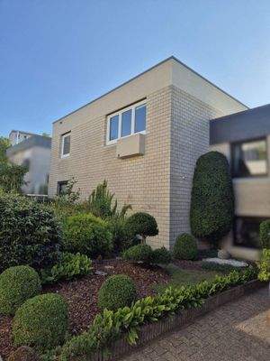 Seitenansicht 1 mit Vorgarten.jpg