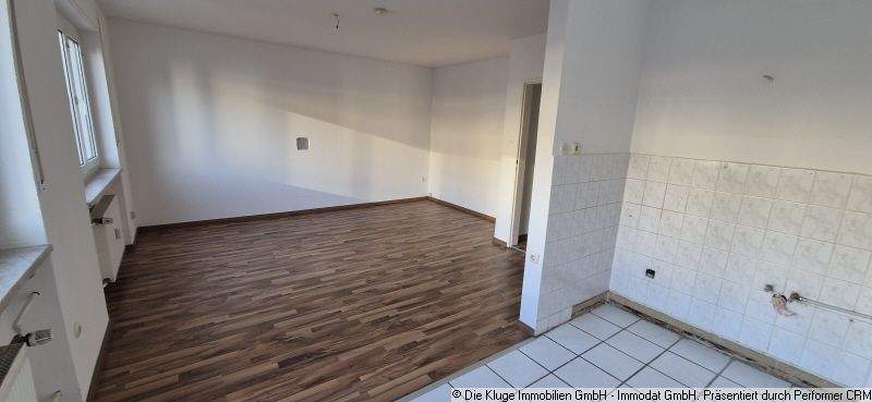 Blick von Küche zu Wohnzimmer