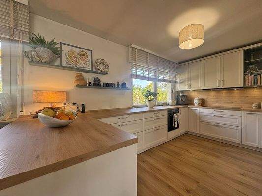 Moderne Einbauküche mit hochwertigen Markengeräten