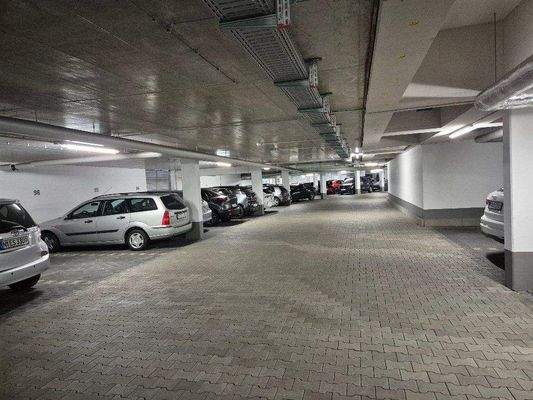 breit angelegte Tiefgarage