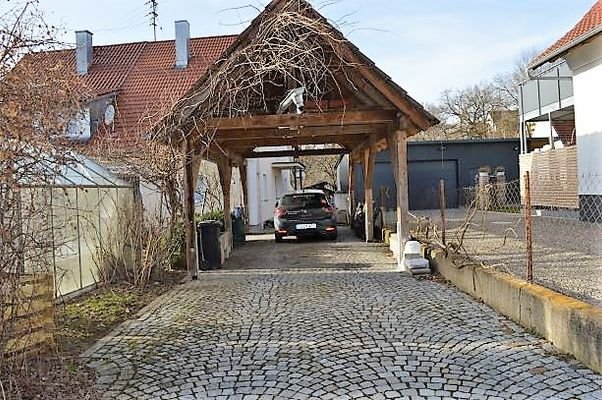 Hofeinfahrt mit Carport.JPG