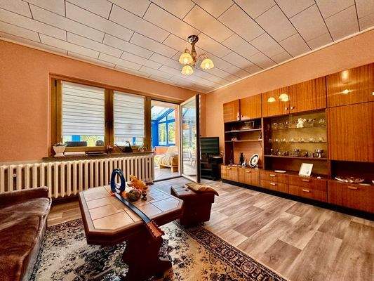 großes, helles Wohnzimmer