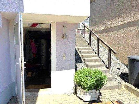 Zugang Souterrain/KG + Treppe zum Eingangsbereich