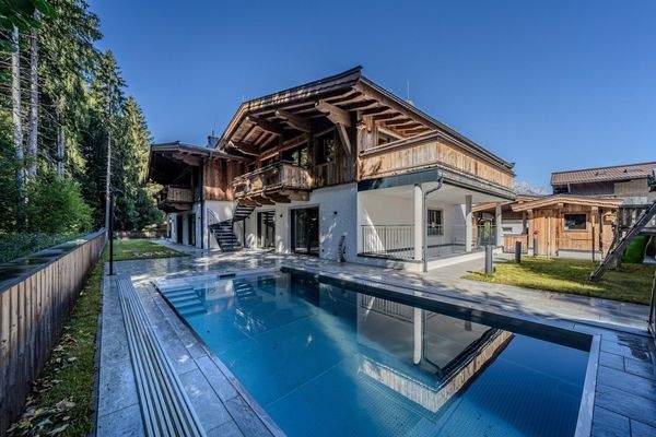 Außenansicht mit Pool