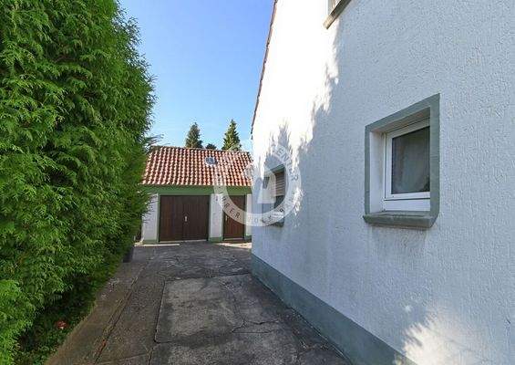 Die Einfahrt zum Garten und der Garage