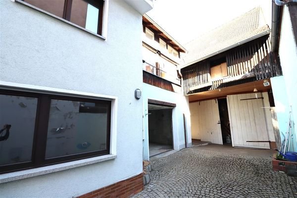 Hinter dem Wohnhaus Garage und Scheune