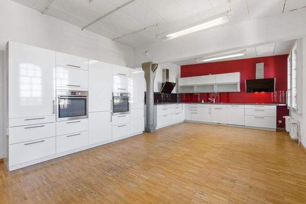 großer Bereich für Mitarbeiter mit Küche