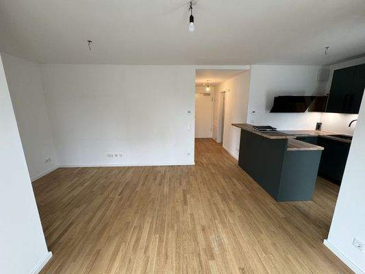 Lichtdurchfluteter Wohnraum in Neubauqualität