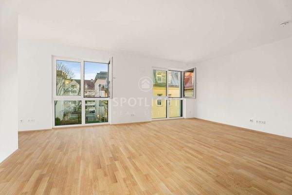 Heller Wohnraum mit bodentiefen Fenstern