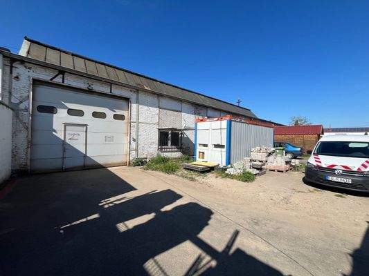 Halle von außem mit Tor