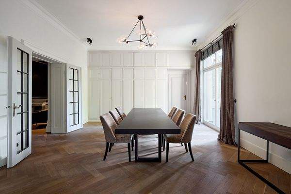 Speisezimmer und Kamin in der Beletage