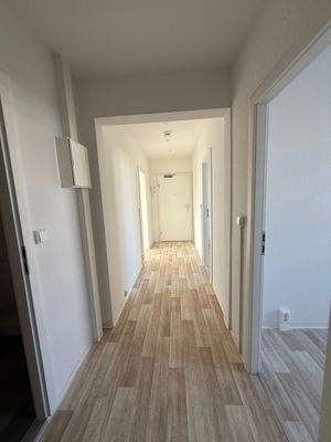 Moderner Flur mit Holzoptik