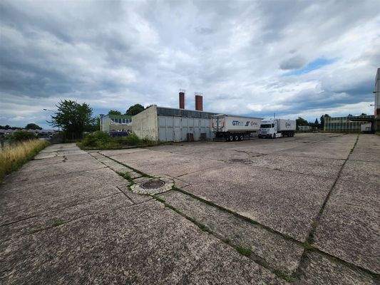 Garagen / Lager und Freifläche