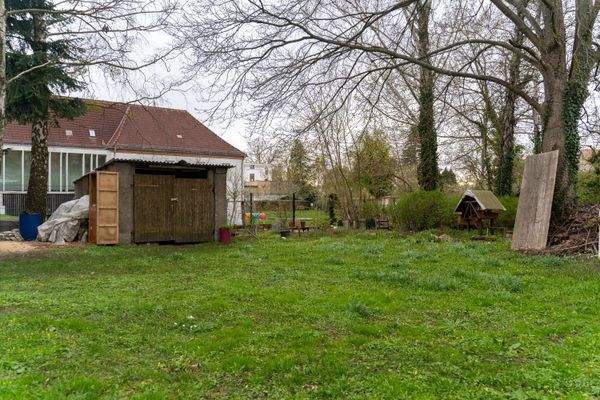 Außenansicht + Grundstück