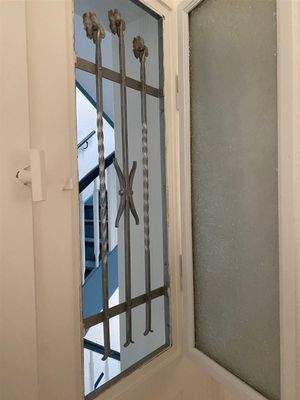 Fenster an Eingangstür lassen sich öffnen