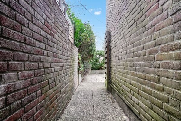 seitlicher Eingang zum Garten
