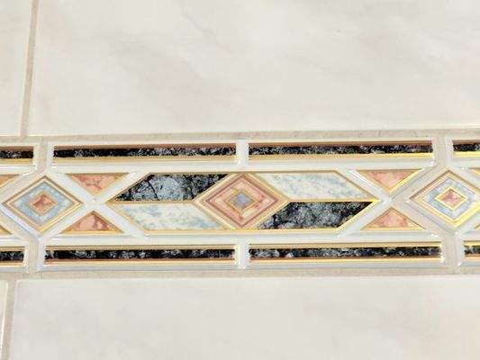 Bad - interessantes Fliesendekor.jpg