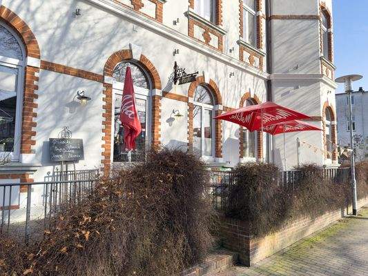 Seiteneingang & Terrasse 1